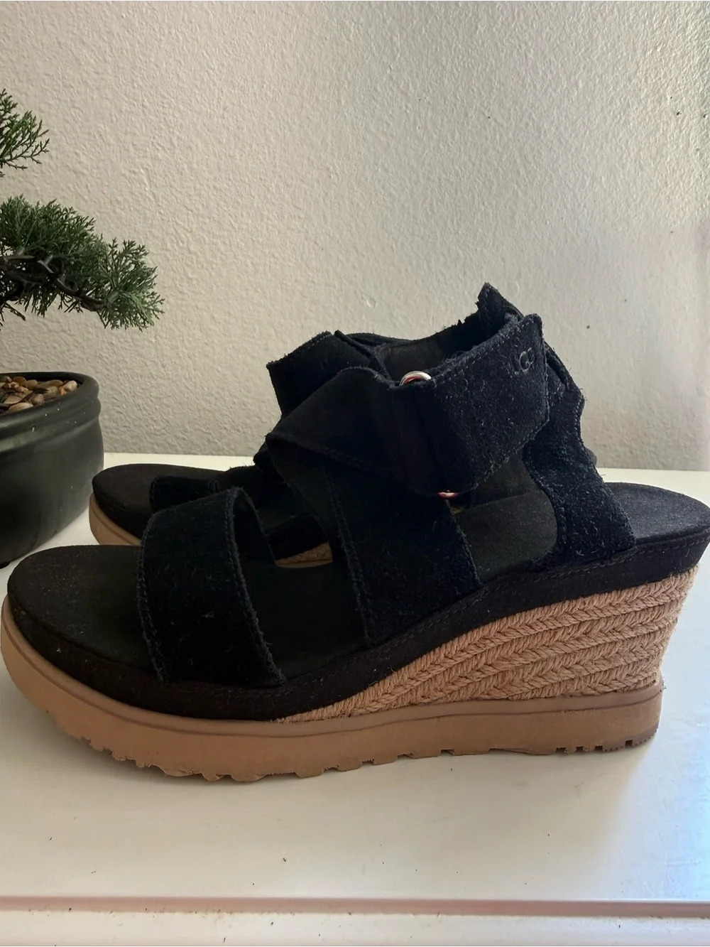 UGG lleana size 8.5 Black Suede Crisscross Espadrille Wedge Sandals